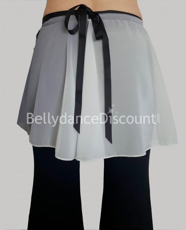 Faldita de baile degradada en blanco y negro