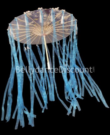 Sombrilla con flores y cintas azules