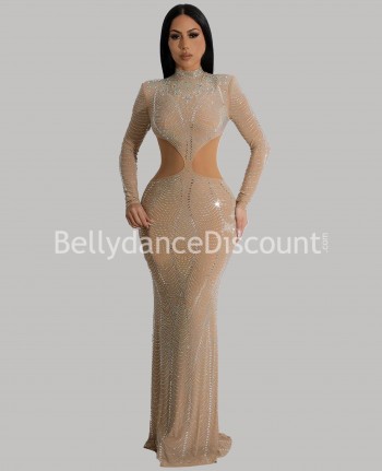 Vestido largo beige y opaco con pedrería