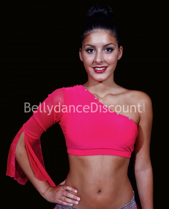 Top fucsia de una manga con brillantes