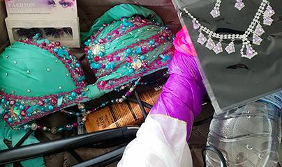 Cosa c’è nella mia borsa di danza del ventre? 10 indispensabili da non dimenticare prima di partire per un’esibizione!