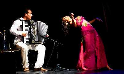 Ritratto di Flora, ballerina di danza del ventre istintiva e gioiosa