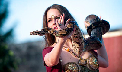 Ballerina di danza del ventre e… incantatrice di serpenti!