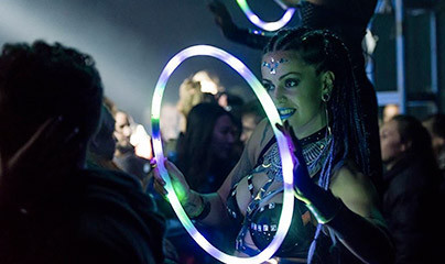 Ballerina di danza del ventre e… artista dei Led!